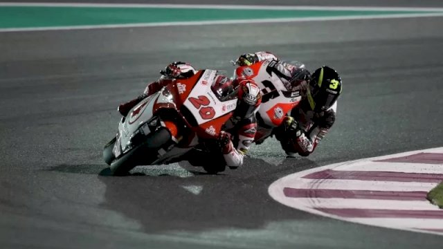 Dimas Ekky Pratama dari IDEMITSU Honda Team Asia dan pebalap Kiefer Racing Lukas Tulovic bersaing dalam balapan Moto2 Grand Prix Qatar di Losail International Circuit , Qatar pada 10 Maret 2019. (REUTERS/IBRAHEEM AL OMARI)