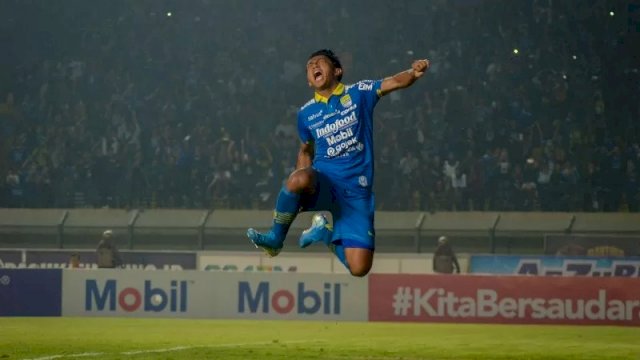 Pesepak bola Persib Bandung Febri Hariyadi melakukan seleberasi usai mencetak gol ke gawang PSIS saat menjalani laga lanjutan pekan ke 27 Shopee Liga 1 di Stadion Si Jalak Harupat, Kabupaten Bandung, Jawa Barat, Rabu (6/11/2019). ANTARA FOTO/Raisan Al Farisi/foc. (ANTARA FOTO/RAISAN AL FARISI)