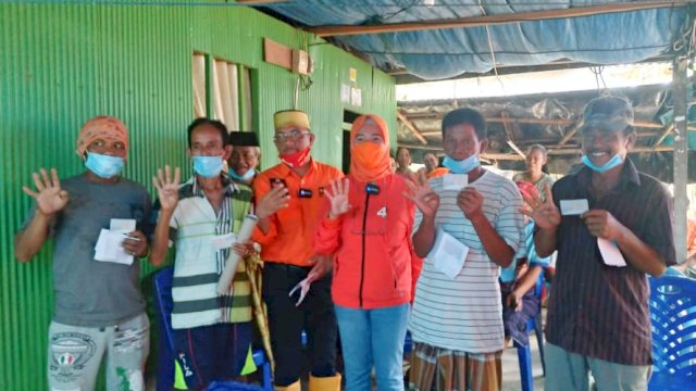 Warga Pulau Salemo perlihatkan Kartu Penerima Program Prioritas Nomor 4 (KP-4) Anir-Lutfi. 