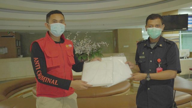 Bantu Tenaga Medis, Anir Peduli Bagi APD di Rumah Sakit PCC Makassar