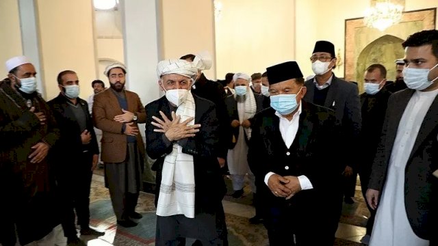 Wapres RI 10 dan 12 Jusuf Kalla yang juga Ketua Umum Dewan Masjid Indonesia (DMI), bersama Presiden Republik Islam Afghanistan Ashraf Ghani di sela pelaksanaan Sholat Jumat di Masjid ARG Palace, Komplek Istana Kepresidenan Afghanistan, Kabul, Jumat (25/12/2020). Presiden Ashraf Ghani mengharapkan Jusuf Kalla bisa menjadi mediator perundingan pemerintah Afghanistan dan Taliban demi terciptanya Perdamaian di Afghanistan. ANTARA/HO-Tim Media JK/Ade Danhur/aa.
