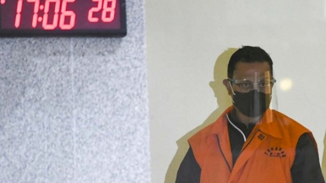 Menteri Sosial Juliari P Batubara meninggalkan ruang pemeriksaan di Gedung Komisi Pemberantasan Korupsi (KPK), Jakarta, Minggu (6/12/2020). Juliari P Batubara ditetapkan sebagai tersangka oleh KPK atas dugaan menerima suap terkait pengadaan bantuan sosial penanganan COVID-19 di Kementerian Sosial usai Operasi Tangkap Tangan (OTT) pejabat Kemensos. ANTARA FOTO/Galih Pradipta/aww.