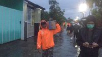 Komunitas Pendukung Danny-Fatma Berpencar Bantu Korban Banjir di Manggala