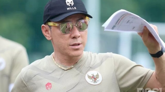 Pelatih tim nasional U-19 Indonesia Shin Tae-yong memimpin latihan skuatnya di Lapangan D Gelora Bung Karno, Jakarta, Sabtu (12/12/2020). Kegiatan itu bagian dari pemusatan latihan (TC) yang digelar di Jakarta mulai 13 November 2020 sebagai persiapan menuju Piala Asia U-19 dan Piala Dunia U-20 tahun 2021. ANTARA/HO/PSSI.