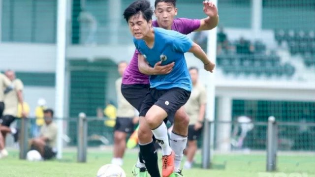 Pemain Timnas U-19 Indonesia Rendy Juliansyah (depan) berebut bola pada pemusatan latihan di Jakarta. ANTARA/HO/tim media PSSI.