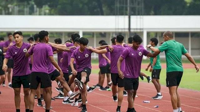 Dokumentasi: Pesepak bola Timnas U-19 berlatih di Stadion Madya, Kompleks Gelora Bung Karno Senayan, Jakarta, Selasa (17/11/2020). Sebanyak 38 pemain Timnas Indonesia U-19 menjalani pemusatan latihan di Stadion Madya, Jakarta pada 16 hingga 23 November 2020. ANTARA FOTO/Galih Pradipta/aww.