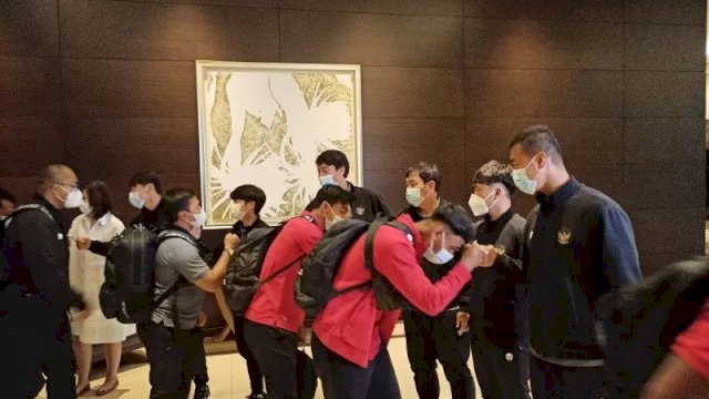 Para pemain tim nasional U-19 saat akan berangkat menuju Spanyol untuk menjalani pemusatan latihan (TC), Sabtu (26/12/2020). ANTARA/Asep Firmansyah