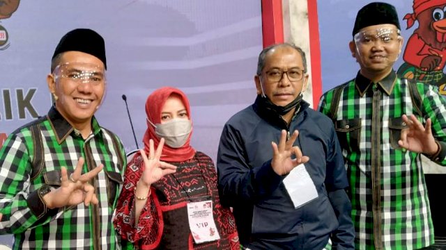 Mantan Wali Kota Makassar, Ilham Arief Sirajuddin (IAS) bersama Ketua PDIP Makassar, Andi Suhada dampingi pasangan Syamsu Rizal-Fadli Ananda (DILAN) saat debat publik di Jakarta, Jumat (4/12/2020).