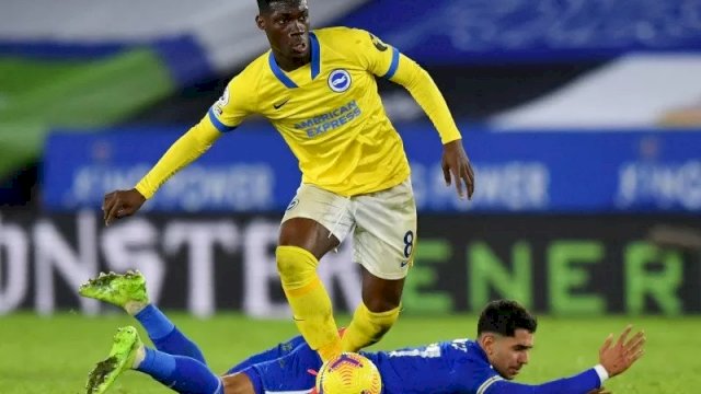 Pemain Brighton & Hove Albion Yves Bissouma (kaus kuning) saat duel melawan pemain Leicester City Ayoze Perez ketika kedua tim bertemu di King Power Stadium, Leicester, Inggris, 13 Desember 2020. (Pool via REUTERS/BEN STANSALL)