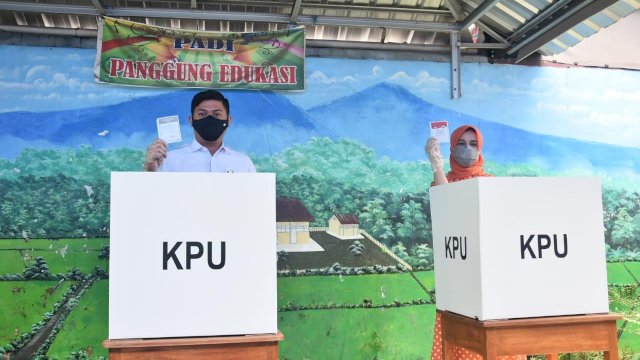 Bupati Gowa Adnan Purichta Ichsan mencoblos di TPS 003 SDI Bertingkat Tinggimae, Kelurahan Tombolo, Kecamatan Somba Opu, Rabu (9/12/2020).