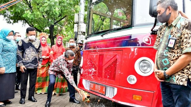 Gubernur Puji Bus Wisata Metro: Ini Brilian, Mobil Rongsokan Dimanfaatkan Kembali