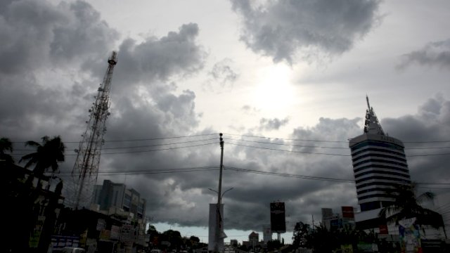 Ilustrasi: Kota Makassar yang diselimuti mendung. (int)