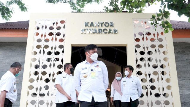 Bupati Gowa, Adnan Purichta Ichsan melakukan peninjauan terhadap proyek strategis, Rabu (30/12). ()
