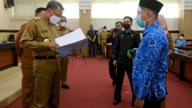 Gubernur Sulsel Nurdin Abdullah menyerahkan SK kepada 180 CPNS di Kantor Gubernur Sulsel, Selasa (29/12/2020). (int)