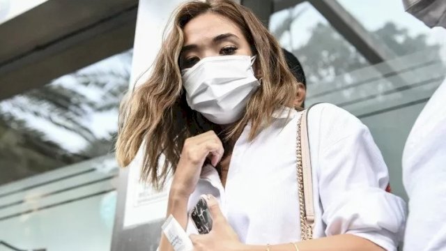 Artis Gisella Anastasia meninggalkan Gedung Ditkrimsus Mapolda Metro Jaya, Jakarta, Selasa (17/11/2020). Artis yang akrab dipanggil Gisel itu diperiksa pihak kepolisian terkait video asusila yang mirip dirinya. ANTARA FOTO/Hafidz Mubarak A/pras.
