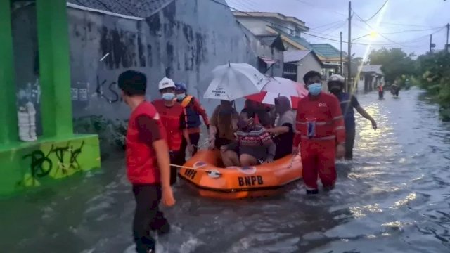 BPBD Gowa mengevakuasi warga Somba Opu yang rumahnya terendam banjir setelah seharian diguyur hujan, Sabtu (19/12/2020). (ANTARA/HO)