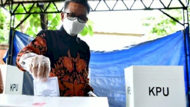 Gubernur Sulsel Nurdin Abdullah menggunakan hak pilihnya di TPS 23 Perdos Unhas, Kelurahan Tamalanrea, Kota Makassar, Rabu (9/12/2020). 