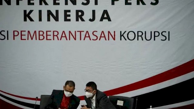 Wakil Ketua KPK Nuru Ghufron (kiri) dan Wakil Ketua KPK Nawawi Pomolango (kanan) berbincang dalam konferensi pers Kinerja KPK 2020 di gedung KPK Jakarta, Rabu (30/12). (Humas KPK)