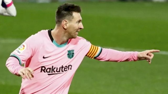 Megabintang Barcelona Lionel Messi merayakan golnya ke gawang Valladolid dalam lanjutan Liga Spanyol di Stadion Jose Zorrilla, Valladolid, Spanyol, Selasa (22/12/2020) waktu setempat. (ANTARA/REUTERS/Juan Medina)