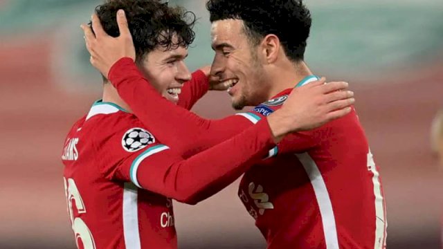 Pemain Liverpool Curtis Jones (kanan) merayakan golnya ke gawang Ajax Amstderdam bersama Neco Williams yang memasok assist. - UEFA.com