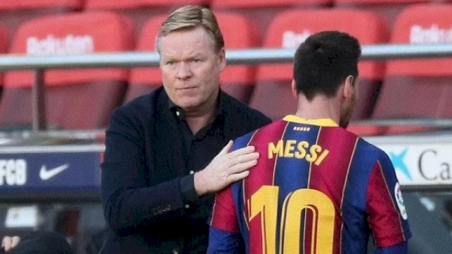 Manajer Barcelona Ronald Koeman (kiri) merayakan kemenangan atas Osasuna bersama megabintang Lionel Messi dalam lanjutan Liga Spanyol di Stadion Camp Nou, Barcelona, Spanyol, Minggu (29/11/2020). (ANTARA/REUTERS/Albert Gea)