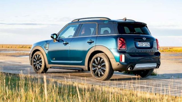 MINI Countryman Boardwalk Edition (12/2020). Model edisi all-wheel-drive dilengkapi dengan transmisi Steptronic 8 kecepatan sebagai standar. - BMW