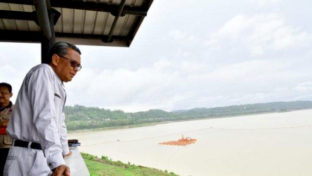 Gubernur Sulsel HM Nurdin Abdullah saat meninjau kondisi Bendungan Bili-bili, Kabupaten Gowa, belum lama ini. Kondisi Bendungan Bili-Bili hingga saat ini masih aman, masih jauh di bawah elevasi normal. ()