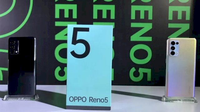 Oppo Reno5 varian warna Starry Black (kiri) dan Fantasy Silver (kanan) (ANTARA/Arindra Meodia)
