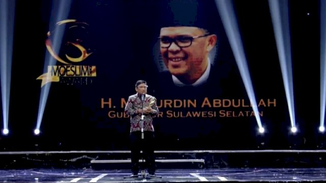 Kepala Dinas Komunikasi Informatika Statistik dan Persandian Pemprov Sulsel Amson Padolo yang mewakili Gubernur Sulsel, menerima penghargaan Good Governance Award 2020, dari Moeslim Choice Award 2020, di Studio Auditorium TVRI, Senin malam (21/12/2020).
