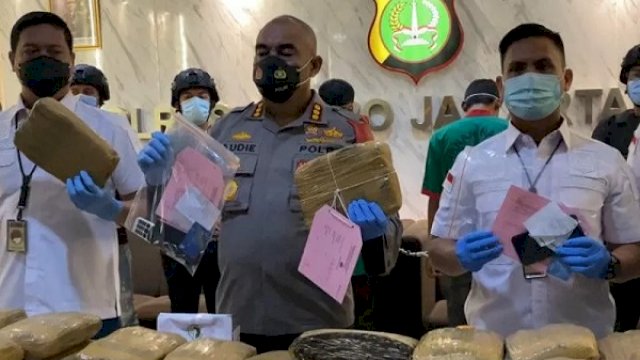Kapolres Metro Jakarta Barat Kombes Pol. Audie Latuheru (tengah) menunjukkan barang bukti pengungkapan 173 kilogram ganja siap edar di Polres Metro Jakarta Barat, Rabu (16/12/2020). ANTARA/HO/Humas Polres Metro Jakarta Barat.