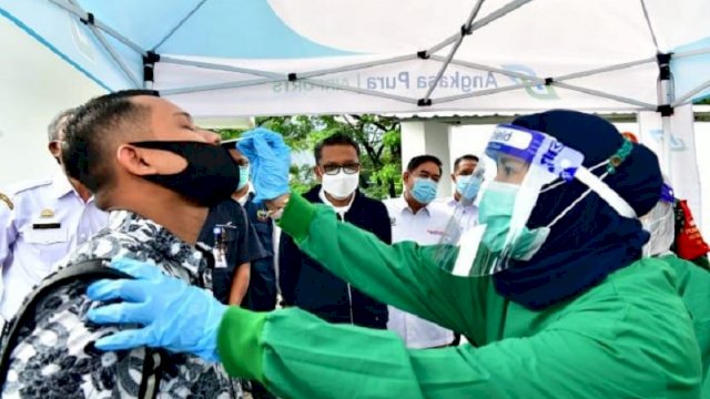 Suasana pelaksanaan rapid antigen gratis di Bandara, Rabu (23/12/2020) yang ditinjau langsung Gubernur Sulsel Nurdin Abdullah. ()
