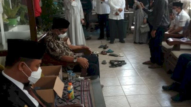 Wagub Sulsel Andi Sudirman Sulaiman melayat almarhum KH Muh Arfa Shiddiq di rumah duka, Rabu (30/12/2020).