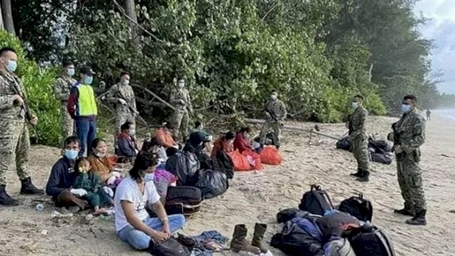 Sebanyak 42 Warga Negara Indonesia (WNI) ditangkap Markas Divisi Ketiga Infantri Malaysia (3 Div) dalam Operasi Benteng di Johor Rabu (29/7) karena memasuki negara tersebut secara tidak resmi atau ilegal. (ANTARA Foto/Ho-Markas Divisi Ketiga Infantri Malaysia)