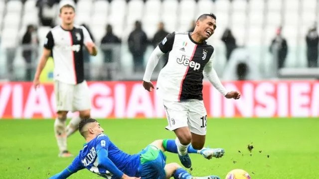 Pemain Sassuolo Mert Muelder (kiri) menjegal pergerakan bek Juventus Alex Sandro yang menggiring bola dalam lanjutan Liga Italia di Stadion Allianz, Torino, Italia, Minggu (1/12/2019). (ANTARA/REUTERS/Massimo Pinca)