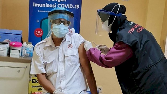 Ketua Ikatan Dokter Indonesia (IDI) Kota Makassar, Dr Siswanto Wahab SpKK, saat mendapatkan suntikan vaksin Covid-19 jenis Sinovac di Puskesmas Makkasau, Kamis (14/01/2021).