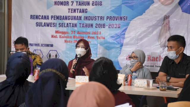 Anggota DPRD Sulsel, Andi Rachmatika Dewi sosialisasikan Perda Pembangunan Industri Provinsi (RPIP), Jl Teuku Umar, Minggu (31/1/2021).