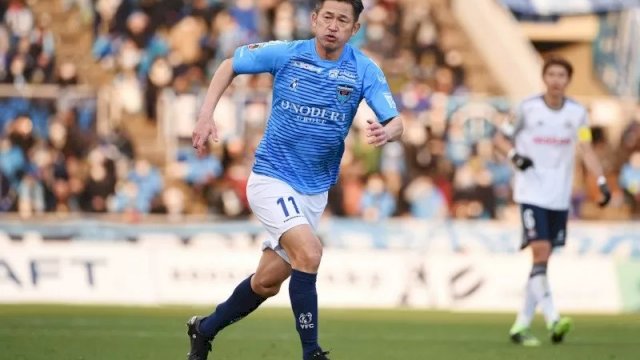 Kazuyoshi Miura, pemain Yokohama FC yang juga pesepak bola profesional tertua di Jepang, saat timnnya bertanding dan menang 3-1 melawan Yokohama F. Marinos di NHK Spring Mitsuzawa Football Stadium di Kanagawa, Jepang, 19 Desember 2020. (REUTERS/Itaru Chiba/AFLO/Itaru Chiba)