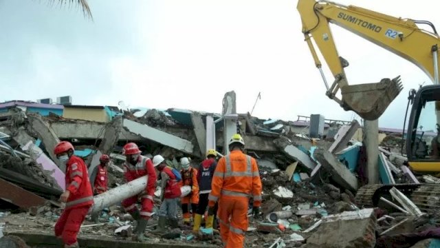 Personel PMI dan Basarnas bahu membahu melakukan pencarian terhadap korban yang diduga tertimbun puing bangunan RS Mitra Mankarra Kecamatan/Kabupaten Mamuju, Sulbar. ANTARA/HO-PMI Pusat.