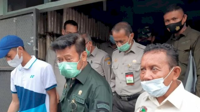 Menteri Pertanian Syahrul Yasin Limpo (tengah) bersama pemilik Pabrik Tahu Karisma Abu Ajis (kiri) dalam operasi kedelai di Komplek PIK KOPTI Semanan, Kalideres, Jakarta, Kamis (7/1/2021). (ANTARA/Devi Nindy)