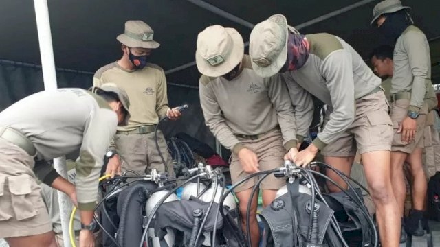 Sejumlah personel dari Korps Marinir tengah mempersiapkan alat selamnya untuk membantu proses pencarian pesawat Sriwijaya Air yang hilang kontak di Kepulauan Seribu, Jakarta. ANTARA/HO-Dispen Marinir