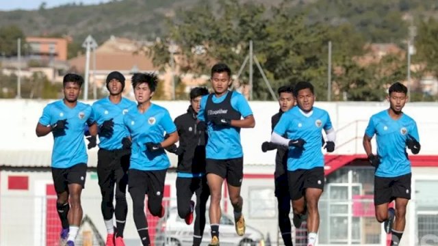 Tim nasional Indonesia U-19 terus mengasah kemampuan pada pemusatan latihan (TC) di Spanyol. TC yang berlokasi di kota Salou, Tarragona tersebut direncanakan hingga 31 Januari 2021. ANTARA/HO-PSSI/pri.