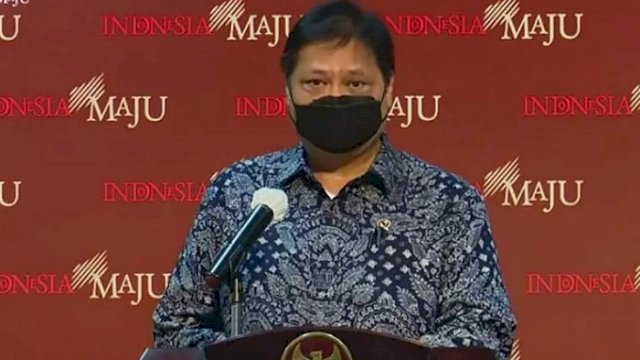Menko Perekonomian Airlangga Hartarto (kanan) dan Menkes Budi Gunadi Sadikin memberikan keterangan pers di Kantor Presiden, Jakarta, Senin (4/1/2021). ANTARA/Humas Setkab/Jay/pri.