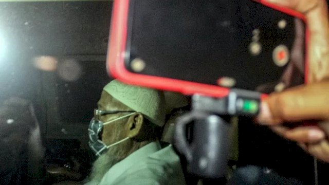 Mantan terpidana kasus terorisme Abu Bakar Ba'asyir keluar dari Lapas Khusus Kelas IIA Gunung Sindur menggunakan mobil di Gunung Sindur, Kabupaten Bogor, Jawa Barat, Jumat (8/1/2021). Abu Bakar bin Abud Ba'asyir alias Abu Bakar Ba'asyir bebas dari penjara setelah menuntaskan 15 tahun masa pidana pada kasus terorisme. ANTARA FOTO/Yulius Satria Wijaya/aww.