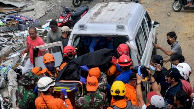 Tim SAR gabungan mengevakuasi jenazah korban gempa bumi magnitudo 6,2 di Mamuju, Sulawesi Barat, Sabtu (16/1/2021). ANTARA FOTO/Sigid Kurniawan/hp. (ANTARA FOTO/SIGID KURNIAWAN)