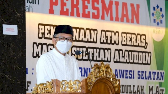 Gubernur Sulsel Nurdin Abdullah saat meresmikan mesin anjungan tunai mandiri (ATM) beras di Kompleks Perumahan Dosen UMI, Jalan Racing Center, Makassar, Rabu (6/1/2021)).