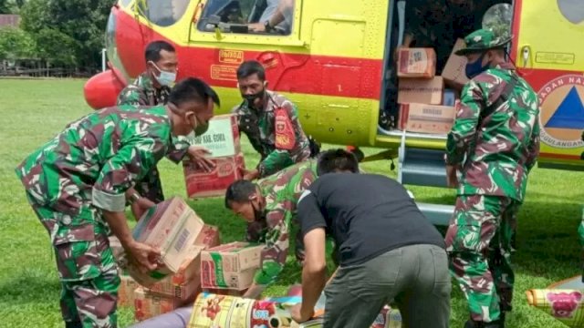 Penyaluran bantuan untuk masyarakat terdampak bencana gempa di Kabupaten Majene, Sulawesi Barat. ANTARA/HO-Puspen TNI.