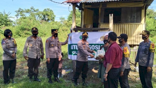 Kapolres Barru AKBP Liliek Tribhawono Iryanto menyerahkan bantuan kepada masyarakat, Selasa (12/1/2021).