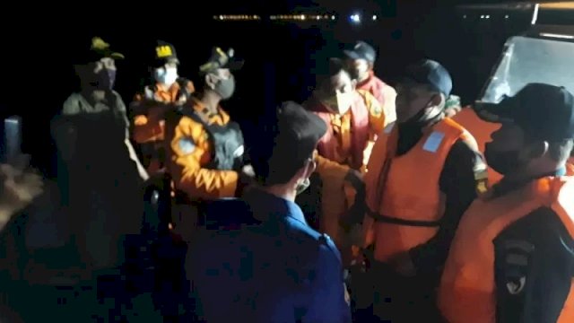Suasana pencarian puing dan korban pesawat sriwijaya air di sekitar Pulau Laki, Kepulauan Seribu, Sabtu malam (9/1/2021). (ANTARA/Gulkarmat Kepulauan Seribu)