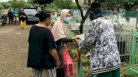 Andalan Sulsel Peduli Berbagi Makanan di Tengah Hujan