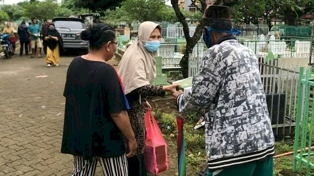 Andalan Sulsel Peduli Berbagi Makanan di Tengah Hujan